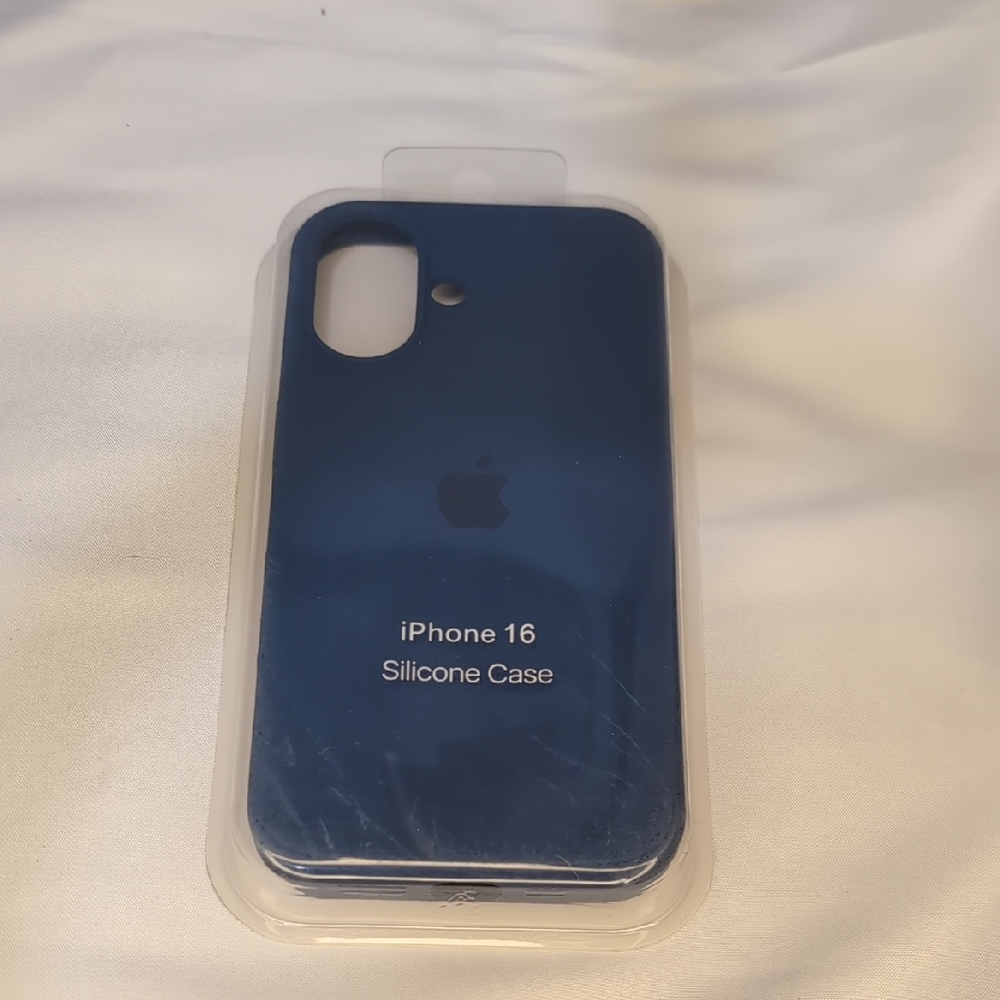 Apple iPhone 16 Silicone Cover - Deep Blue